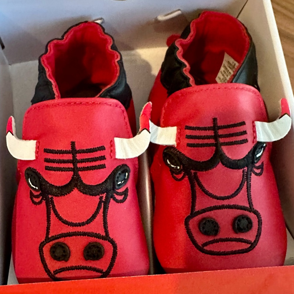 Robeez Baby Shoes - NBA,
Chicago Bulls Benny The Bull SIZE
12-18 M NWT